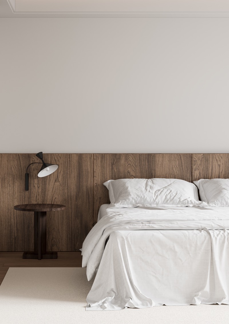 Le tirage encadré au-dessus d’un lit, sur le mur clair d’une chambre à tête de lit en bois